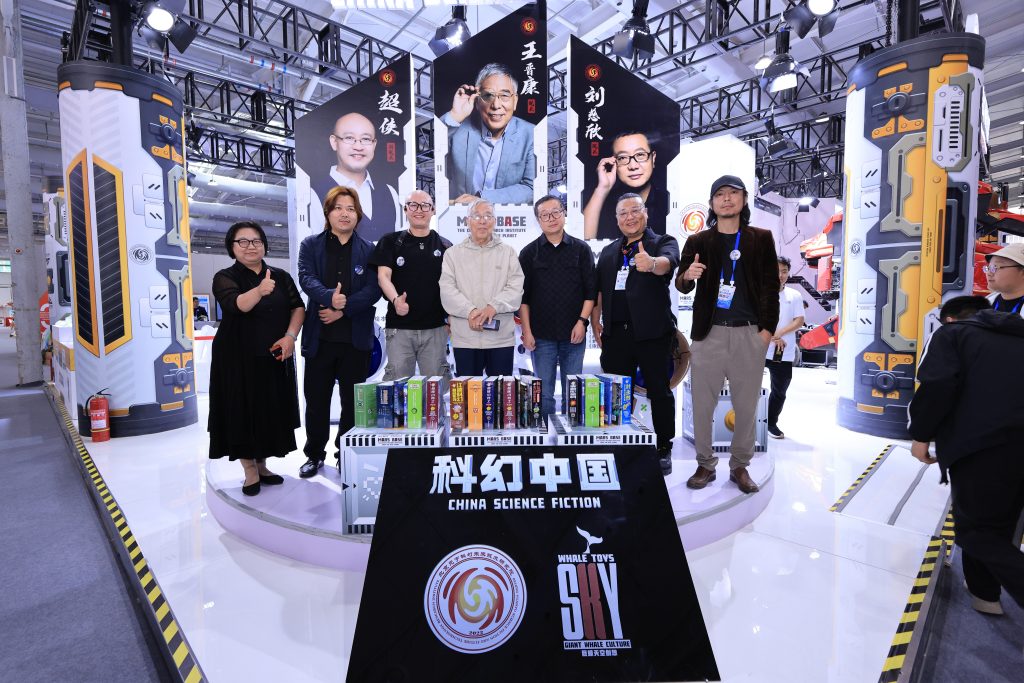 刘慈欣孙世前相聚中国科幻大会 为中国造机甲(图3) 刘慈欣孙世前相聚中国科幻大会 为中国造机甲(图3)