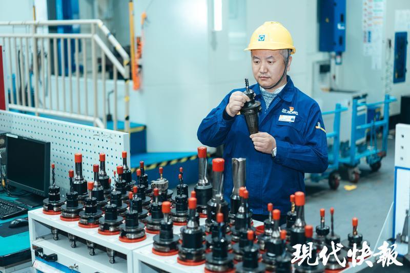走近功勋模范|数控机床上的“顶级工匠”孟维:在精密部件上“雕刻”出中国制造(图3) 走近功勋模范|数控机床上的“顶级工匠”孟维:在精密部件上“雕刻”出中国制造(图3)