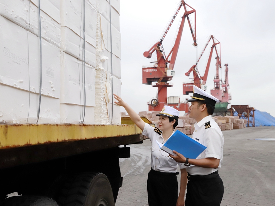 助力深度融入全球纸浆物流产业链 “中国造”万吨级专业纸浆船首航厦门港(图2) 助力深度融入全球纸浆物流产业链 “中国造”万吨级专业纸浆船首航厦门港(图2)