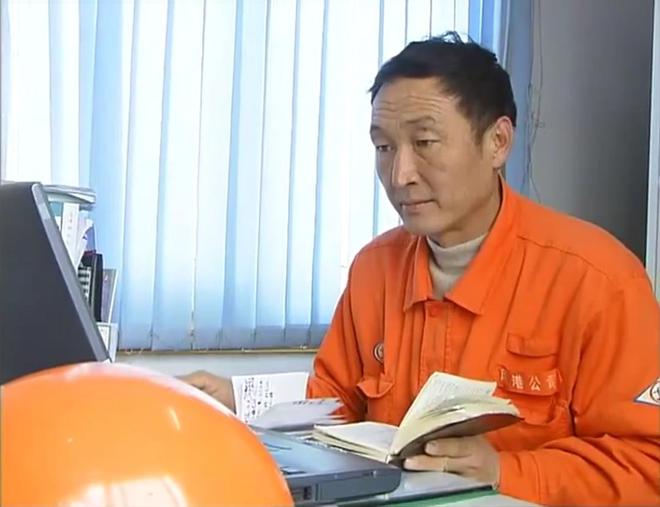 “人民工匠”许振超:技术工人是中国现代化建设的强大支撑是中国制造的脊梁(图4) “人民工匠”许振超:技术工人是中国现代化建设的强大支撑是中国制造的脊梁(图4)
