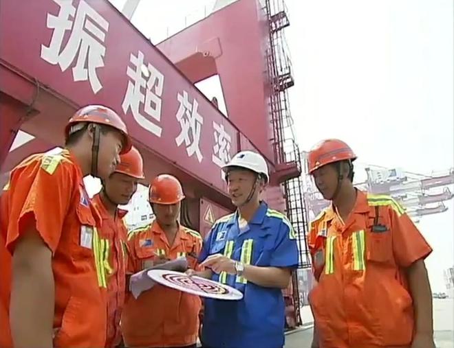 “人民工匠”许振超:技术工人是中国现代化建设的强大支撑是中国制造的脊梁(图5) “人民工匠”许振超:技术工人是中国现代化建设的强大支撑是中国制造的脊梁(图5)