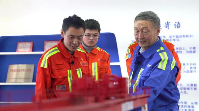 “人民工匠”许振超:技术工人是中国现代化建设的强大支撑是中国制造的脊梁(图10) “人民工匠”许振超:技术工人是中国现代化建设的强大支撑是中国制造的脊梁(图10)